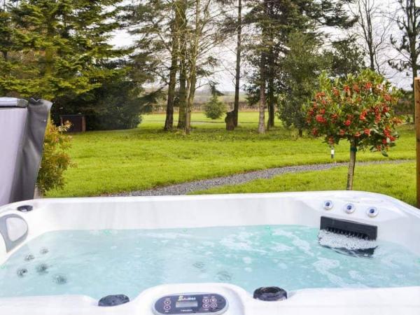 Quirky Pet Friendly Shepherd Hut Near York w/Hot Tub & 5* Reviews