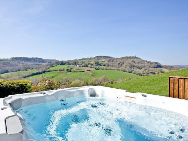 Devon Countryside Lodge with Private Hot Tub